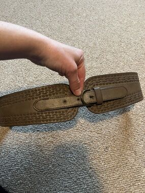 Wide Women's Textured Gray/Tan Leather Belt in Taupe